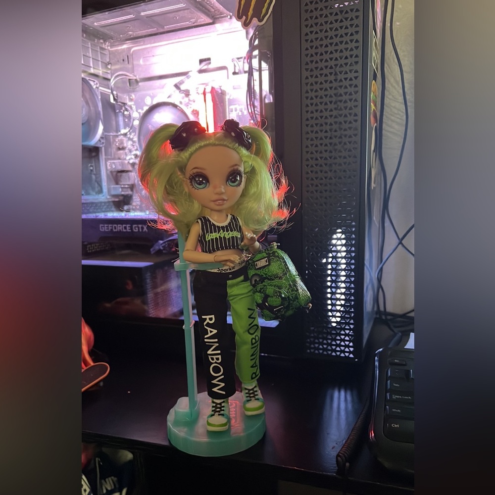 Rainbow high: Junior High Jade Hunter